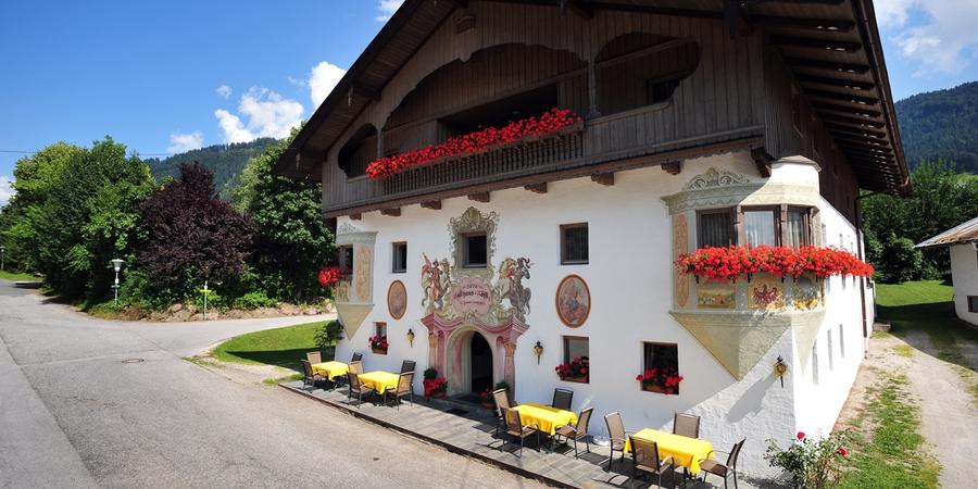 Gasthaus-Roessl-Lanzinger-Muehltal-7-Itter-Front-Sommer